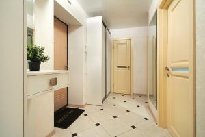 戈梅利PaulMarie Apartments on Kozhara的走廊上设有门,铺有瓷砖地板