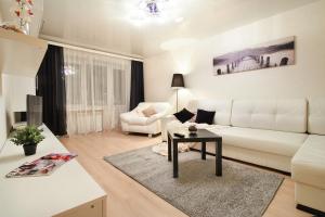 戈梅利PaulMarie Apartments on Kozhara的客厅配有白色的沙发和桌子