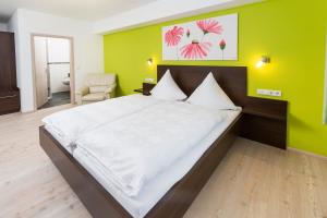 布伦Gasthof im Almetal的一间卧室设有一张大床和绿色的墙壁