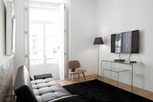 里斯本里斯本拜萨服务公寓式酒店的带沙发和电视的客厅