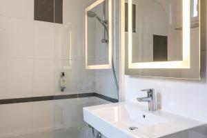 巴黎贝斯特韦斯特蒙加尔姆酒店的白色的浴室设有水槽和镜子