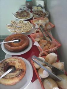 CambuciPousada Beija Flor的盘子上摆满了各种糕点的桌子