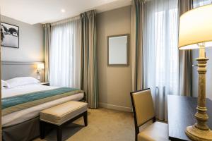 巴黎贝斯特韦斯特蒙加尔姆酒店的酒店客房,配有床和灯