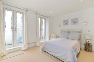 伦敦Tower Bridge Lux-Townhouse的白色卧室设有床和大窗户