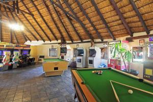 WallmannstalMonateng Safari Lodge的一间带台球桌和街机游戏的房间