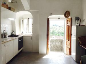 维科德尔加尔加诺Casa Ricciotto的厨房设有通往窗户的门