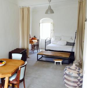 维科德尔加尔加诺Casa Ricciotto的客厅配有沙发和桌子