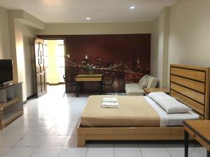 达沃市South Prince Residences and Inn的一间卧室设有一张床和一间客厅。