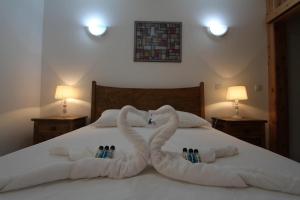 英雄港Casa Branca da Vaquinha的床上有两条像天鹅一样的毛巾
