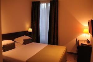 奥比松拉比奥兹酒店的酒店客房设有床和窗户。