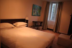 奥比松拉比奥兹酒店的卧室配有白色的床和窗户。