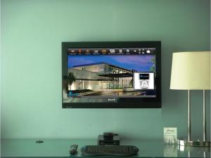 罗斯芒特芝加哥奥黑尔皇冠广场酒店与会议中心的墙上的电视,有房子的照片