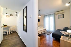 萨格勒布Apartman Nola的一间带一张床的客厅和一间带镜子的房间