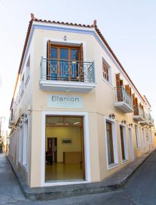 爱琴娜岛Ellanion Studios的建筑前方有窗的商店