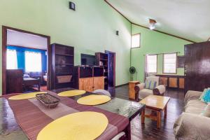 库尔克岛Casa Jessita的客厅配有桌子和沙发