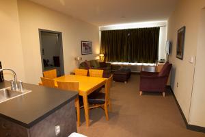 斯诺肖远征站酒店的厨房以及带桌椅的起居室。