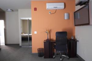 伯克利伯克利市中心宾馆的墙上有椅子和空调的办公室
