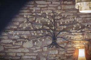 水上伯顿小羊旅馆的砖墙上的金属树墙艺术