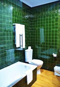 塞埃Hospedium Hotel La Marina Costa da Morte的绿色瓷砖浴室设有卫生间和水槽