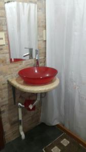 皮里亚波利斯Familia Moro的一间带红色水槽和镜子的浴室