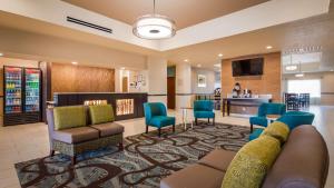 埃尔克城Best Western Plus/Executive Residency Elk City的医院的大厅,有椅子和等候室