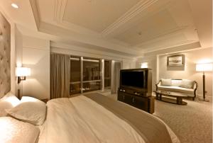 上海上海百乐门精品酒店的一间卧室配有一张大床和电视