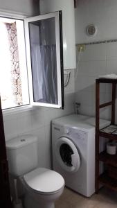 莫卡诺尔Dos Violetas的一间带卫生间和洗衣机的浴室