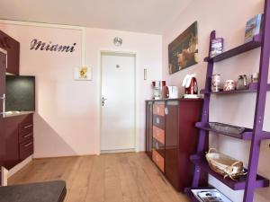 海利根达姆Cozy Apartment near Forest in Heiligendamm的一间有紫色架子和门的房间