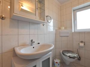 海利根达姆Cozy Apartment near Forest in Heiligendamm的一间带水槽和卫生间的浴室