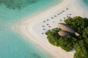 鲁阿环礁Dhigali Maldives - A Premium All-Inclusive Resort的一组飞机从空中欣赏海滩美景