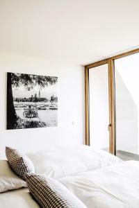 BalzhausenHotel Lenderstuben的白色的卧室设有一张大床和一个窗户