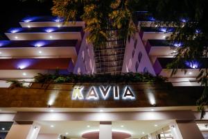 坎昆卡维亚酒店的享有大楼的夜间景致。