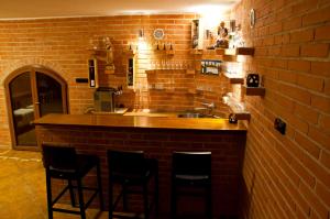 兹诺伊莫Penzion Krásný sklep的厨房设有水槽和砖墙
