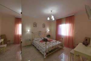 卡泰里尼Villa Elena的一间卧室配有床和红色窗帘