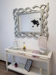波尔托马林Casa de Campo Cruz de Pedra的白色书桌上方的镜子,带架子