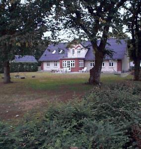 Uggerby桑德加德农家乐的田野上有一棵树的大房子