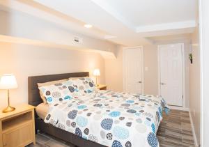 华盛顿2 Full Bedrooms Basement Apt; 3-Min Walk To Petworth Metro;的一间卧室配有一张带蓝色和白色棉被的床