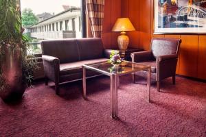 汉堡贝斯维斯特汉堡国际酒店的客厅配有两把椅子和一张茶几