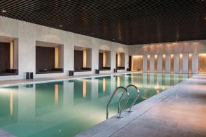 武汉武汉光谷凯悦酒店的水中带椅子的酒店游泳池