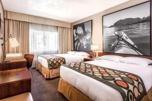 邓肯邓肯速8酒店的酒店客房设有两张床和大屏幕