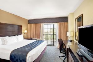佩吉佩吉/鲍威尔湖戴斯套房酒店的配有一张床和一台平面电视的酒店客房