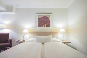 汉堡贝斯维斯特汉堡国际酒店的一间卧室配有2张白色的床和2盏灯。