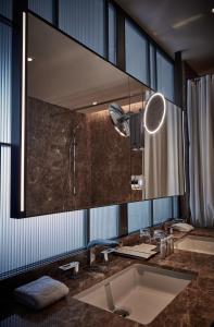 英皇骏景酒店的一间浴室