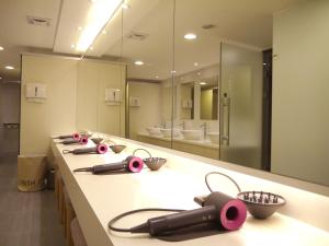 台北怡品商旅的一间带大镜子的长台面的浴室