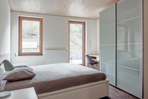 卢森堡维斯泰公寓式酒店的一间卧室配有一张大床和一张书桌