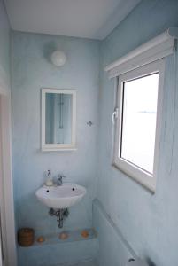纳弗帕克托斯Villa "Pietra e Mare"的一间带水槽和窗户的浴室
