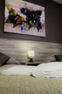 阿尔特萨苏Hotel Restaurante Irubide的一间卧室配有一张带灯具和绘画的床