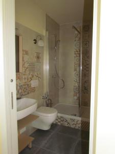 特雷伊索圣斯特凡内托度假别墅酒店的浴室配有卫生间、盥洗盆和淋浴。