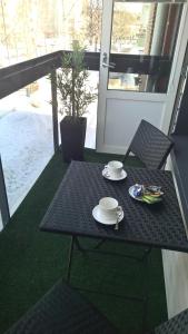 罗瓦涅米City Apartments With Balcony的一张黑色桌子和椅子,上面有一盘食物