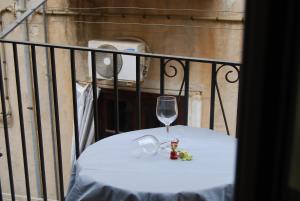 切法卢Casa Rubino的一张桌子上放着葡萄酒杯和鲜花